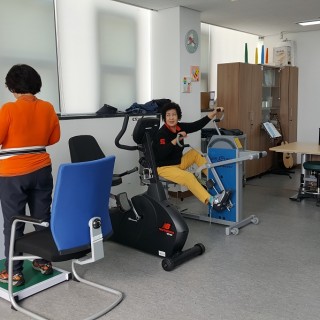 이용자들이 체력단련실 내부에 있는 운동기구를 사용하는 모습