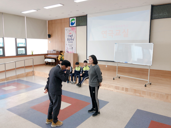 연극교실에 참여한 학생이 강사앞에서 연기 지도를 받고 있는 모습