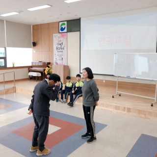 연극교실에 참여한 학생이 강사앞에서 연기 지도를 받고 있는 모습