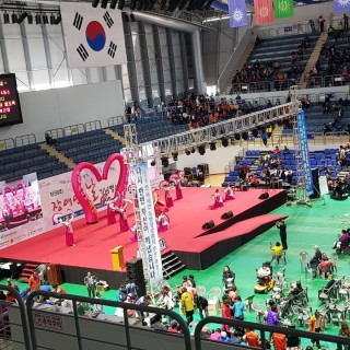 강서체육관 내부에서 장애인의 날을 기념하는 축하공연이 진행되고 있는 사진