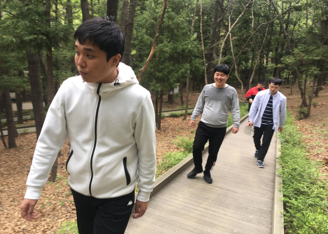주간보호센터 이용자들이 숲길을 걷는 모습