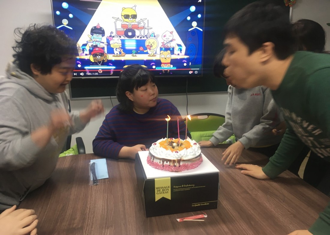주간보호센터 이용자들이 생일을 맞아 초를 불고 있는 모습