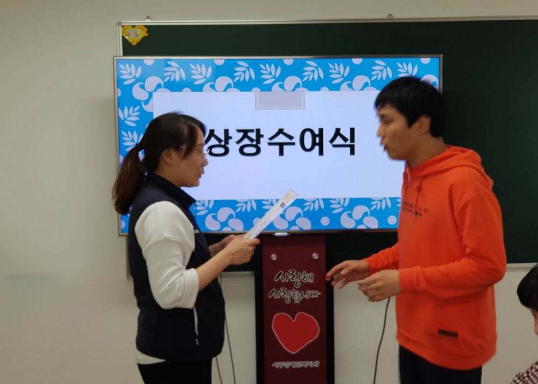 주간보호센터 이용자들이 어린이 날을 맞이하여 상장을 받는 모습