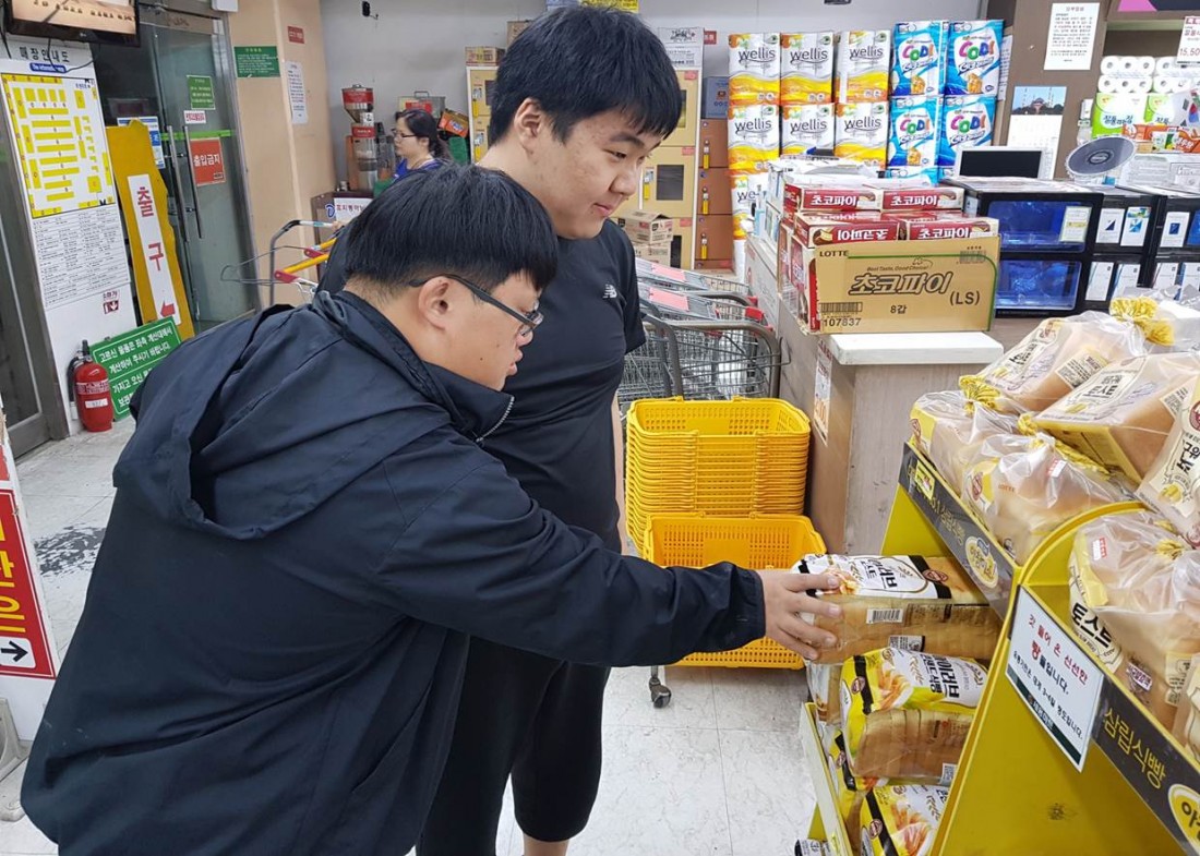 주간보호센터 이용자들이 마트에서 생필품을 직접 고르는 모습