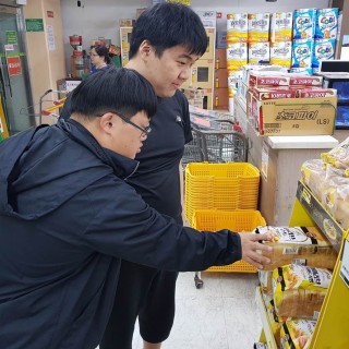 주간보호센터 이용자들이 마트에서 생필품을 직접 고르는 모습