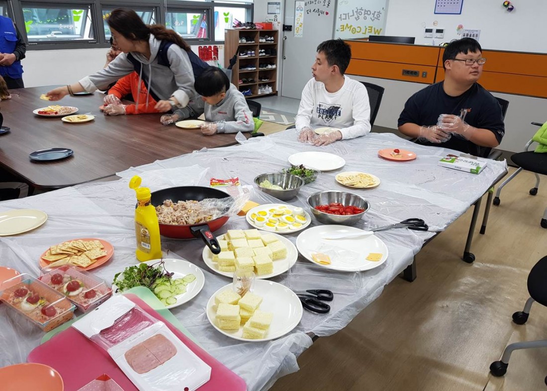 주간보호센터 이용자들이 만든 카나페가 식탁위에 놓여져 있는 모습