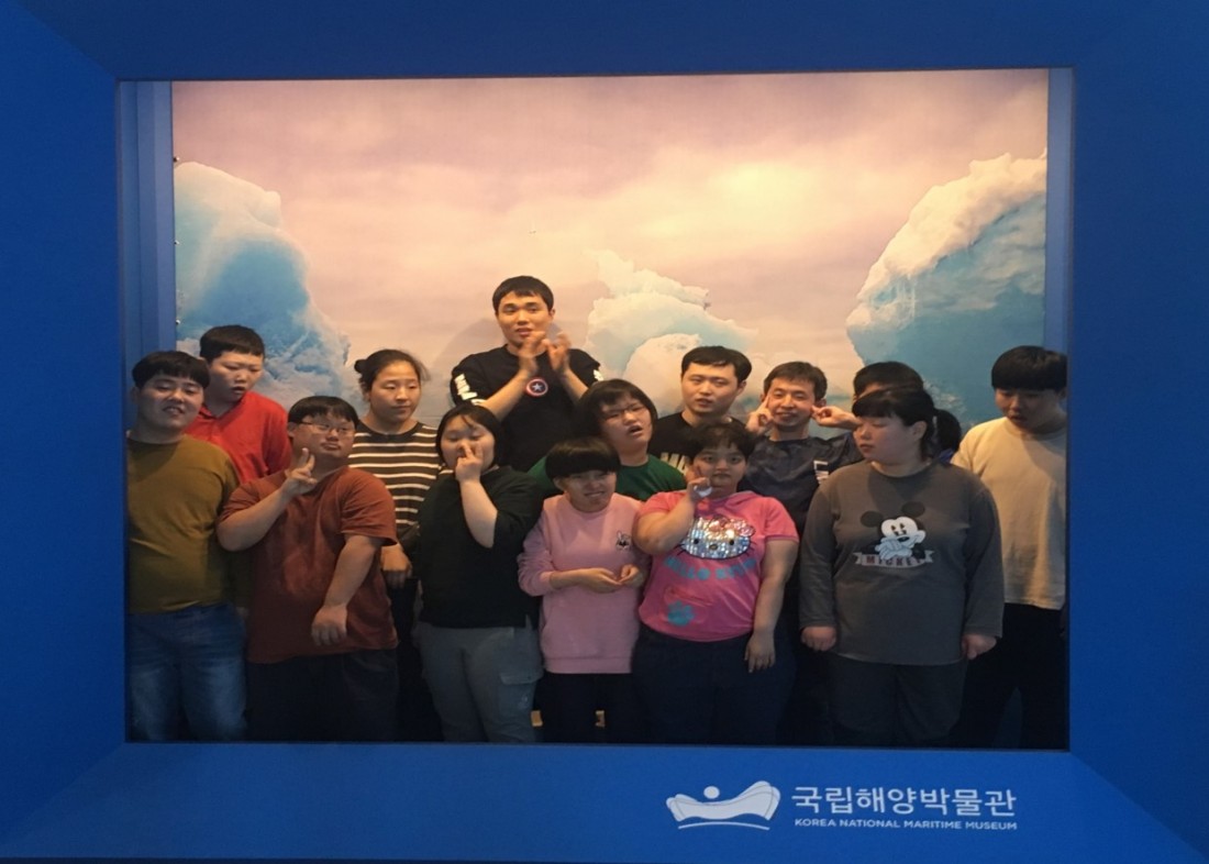 주간보호센터 이용자들이 국립해양박물관에서 찍은 단체사진