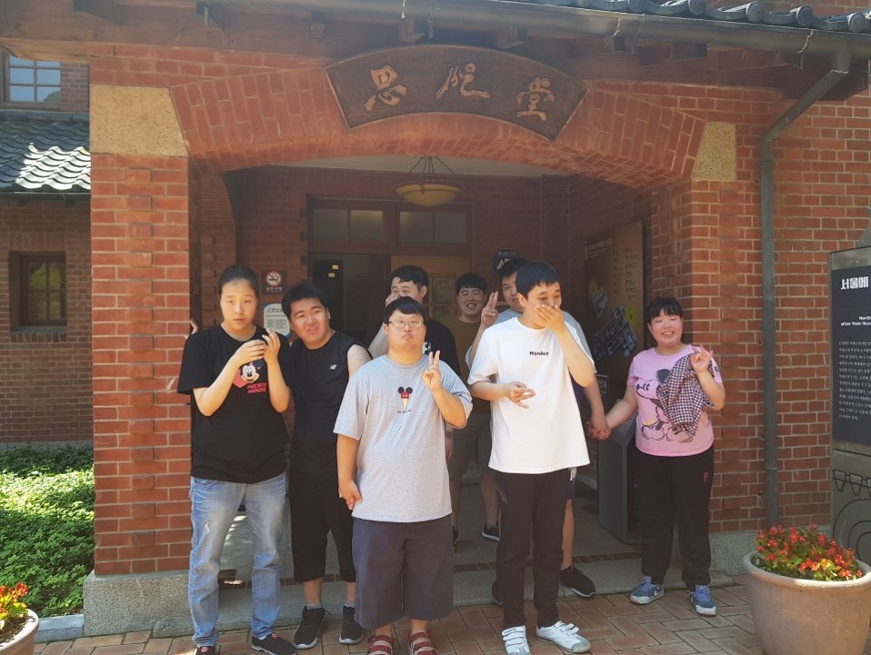 주간보호센터 이용자들이 임시수도기념관 앞에서서 찍은 기념사진