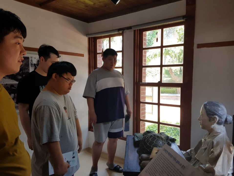 주간보호센터 이용자들이 동아대학교 석당박물관 내부를 둘러보는 사진