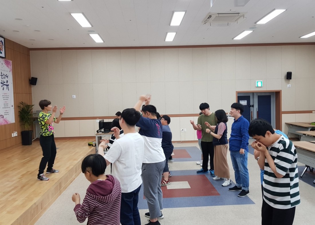 주간보호센터 이용자들이 강사의 동작을 따라하고 있는 모습