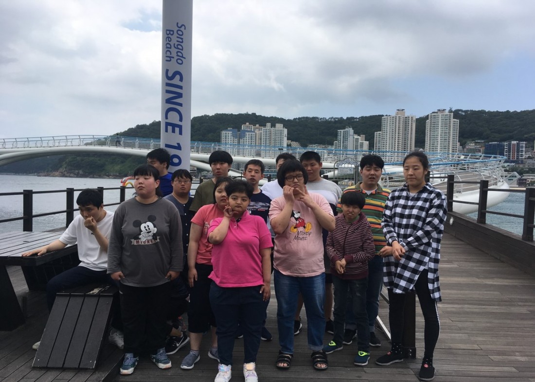 주간보호센터 이용자들이 송도 구름다리위에서 찍은 단체사진