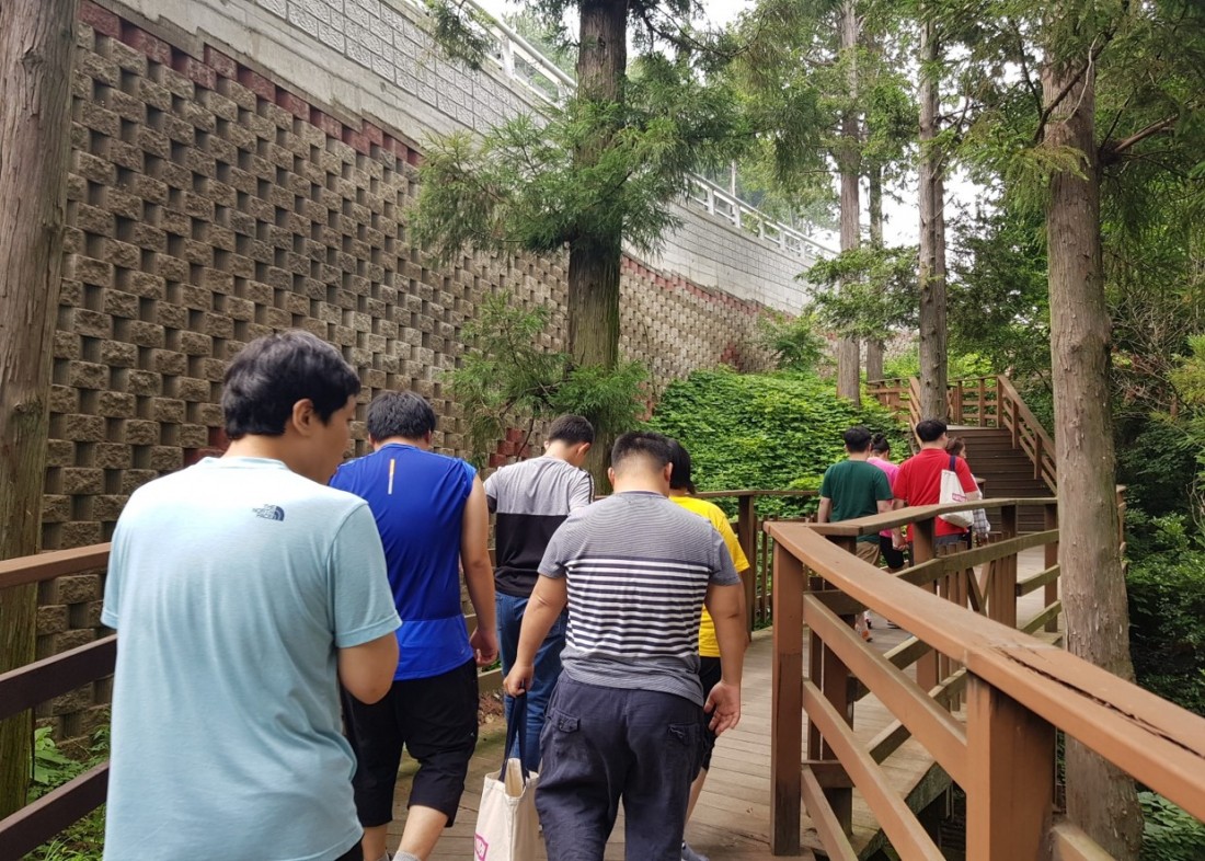 주간보호센터 이용자들이 꽃마을 연꽃단지를 오르고 있는 사진