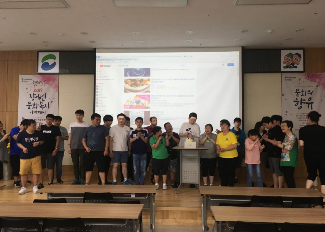주간보호센터 생일파티 기념 단체 사진