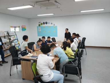 2019 여름방학 계절학교에 참여하기 위해 부모님과 아동들이 한 곳에 모여 관장님의 인사말을 듣고 있는 모습