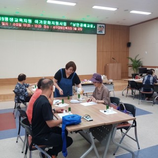 낭만공예교실에 참여한 참여자들이 강사의 설명을 듣고 있는 모습