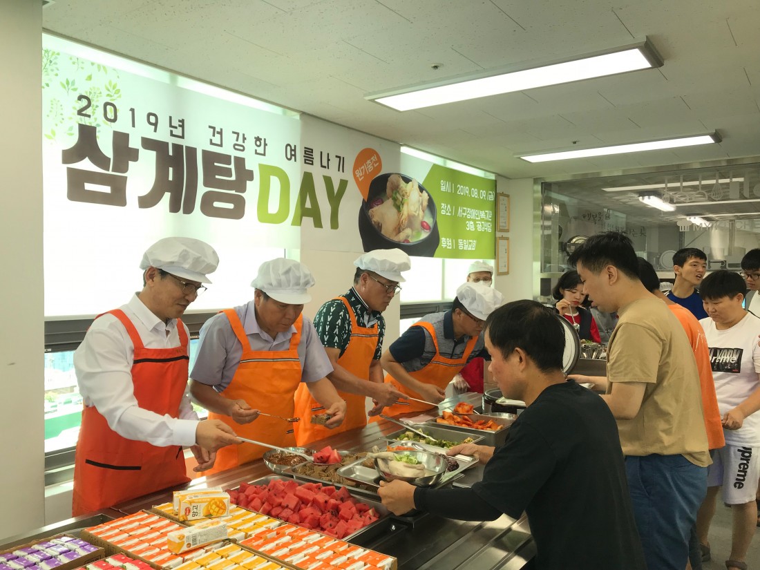 순서에 맞춰 음식을 배식하고 있는 사진