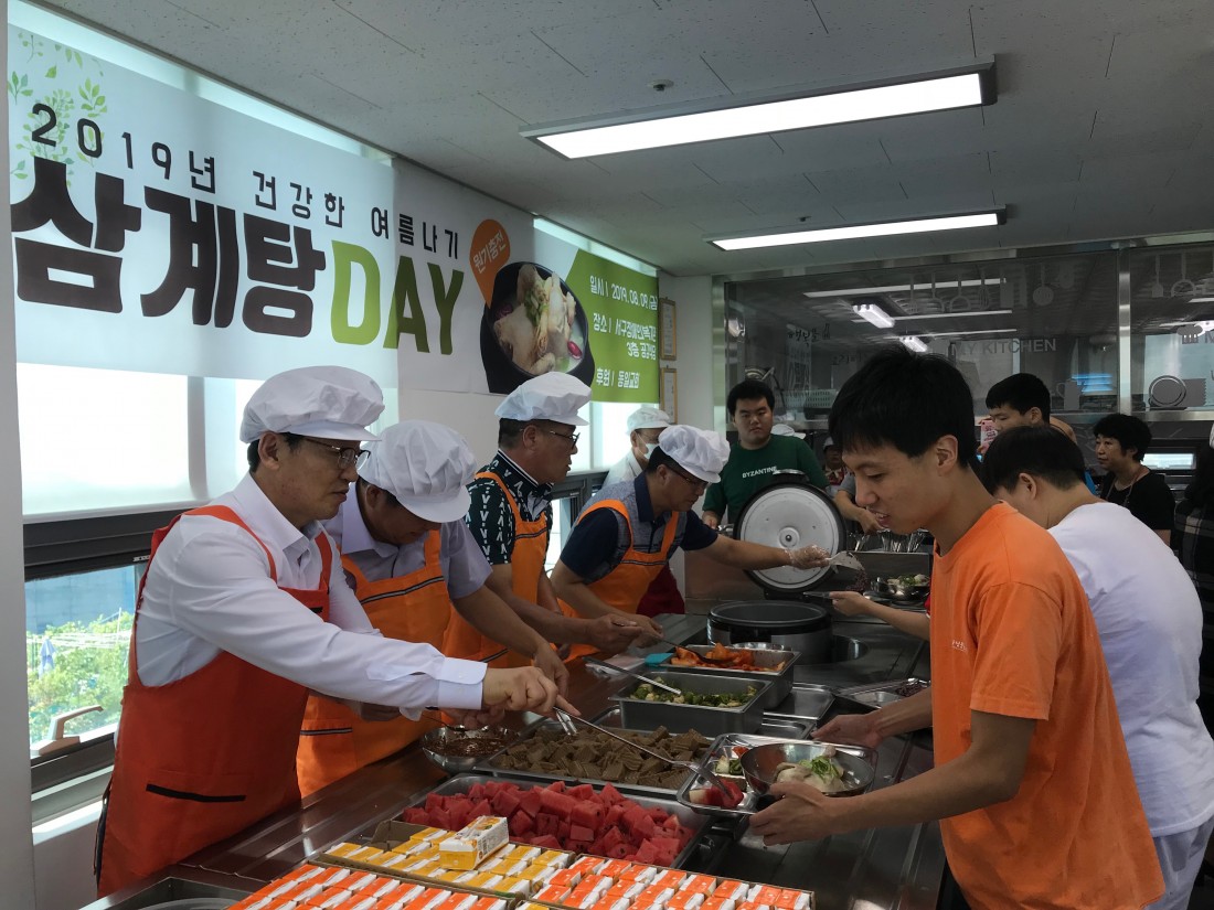 순서에 맞춰 음식을 배식하고 있는 사진