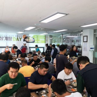 삼계탕 데이를 맞아 방문한 사람들로 북적이는 식당의 사진