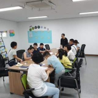 2019 여름방학 계절학교에 참여하기 위해 부모님과 아동들이 한 곳에 모여 관장님의 인사말을 듣고 있는 모습
