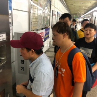 지하철 이용을 위해 우대권을 뽑으려 순서를 기다리고 있는 훈련생들의 모습
