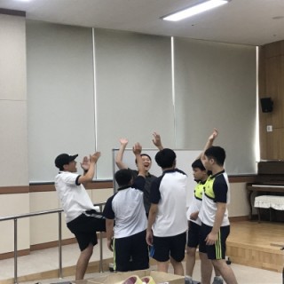 연극교실에서 화이팅을 하고 있는 학생들의 모습