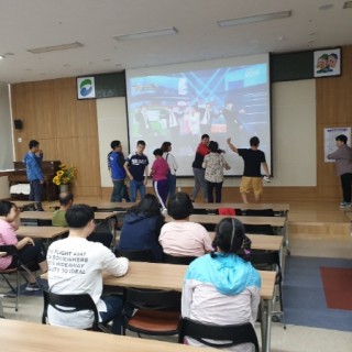 여가문화지원사업 노래교실에서 무대에 올라가 있는 사람들의 모습