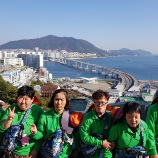 주간활동서비스 이용자들이 남항대교와 영도를 배경으로 찍은 기념사진