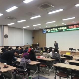 연극교실 발표회 시작에 앞서 박차희관장님이 인사말을 전하고 있는 사진