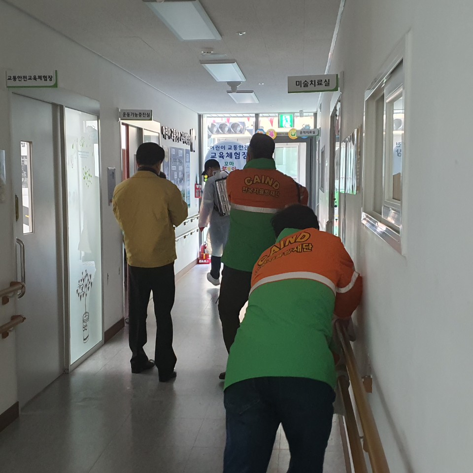 동대신1동 자율방재단 단원들이 주간보호센터 앞을 방역하는 모습