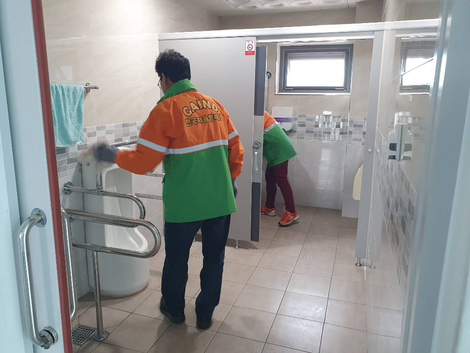 화장실 전체 방역 및 소독하는 모습