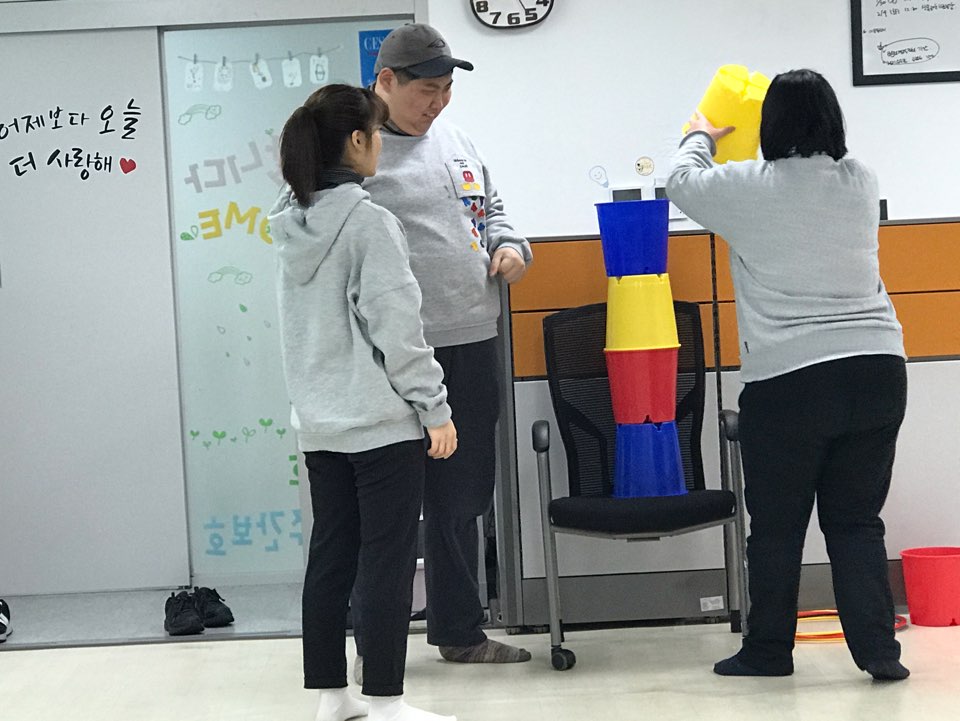 뉴스포츠활동_바스켓을 이용하여 균형잡기 활동을 하는 모습