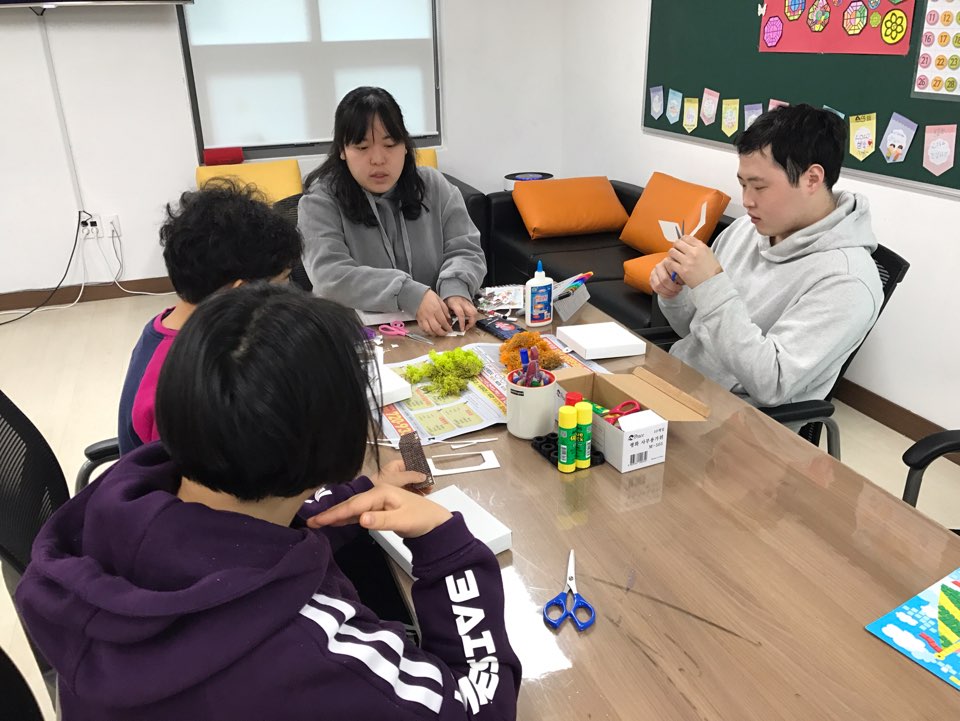 미술활동_스칸디아모스를 이용한 미술활동을 하는 모습