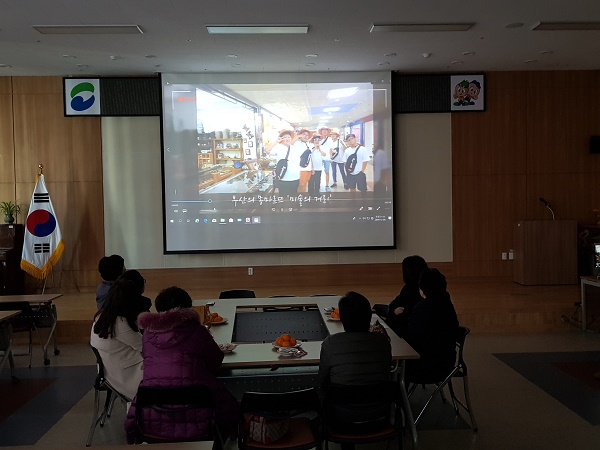 1년간 주간활동서비스 활동 영상을 관람하는 모습