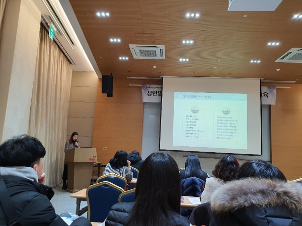 서구장애인복지관에서 진행되고 있는 주간활동서비스 내용에 대하여 강의하고 있는 모습