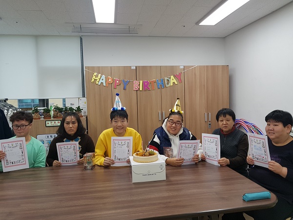 주간활동이용자의 생일을 맞이하여 생일축하를 해주는 모습