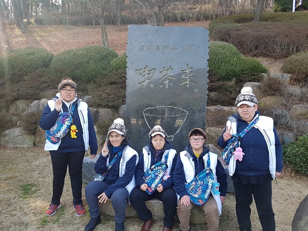서대신3동에 위치한 구덕문화공원의 교육역사관을 방문하여 탐방하는 모습