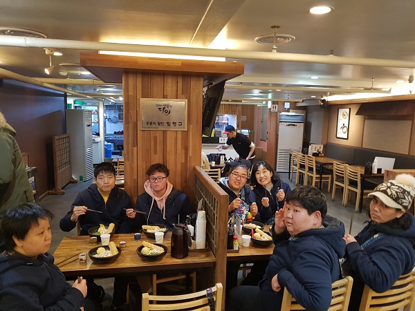 중구 남포동에 위치한 우동맛집 카마타케제면소를 방문하여 맛있게 먹는 사진