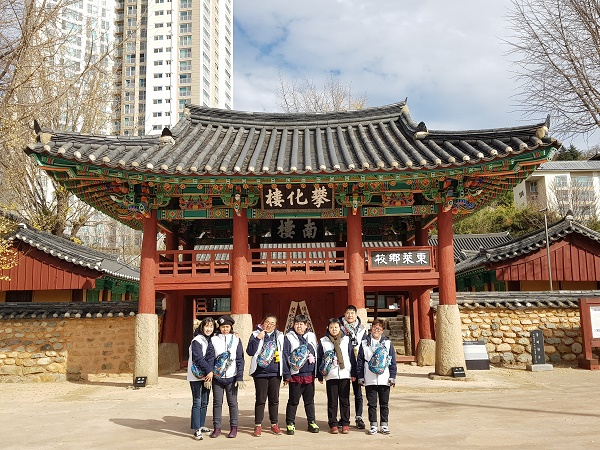 화창한 날씨에 동래향교 입구(2019.12.06)