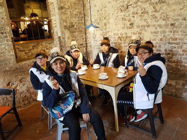 부산 최초의 근대식 개인종합병원 건물을 그대로 유지한 브라운핸즈커피백제를 방문하여 즐거운 시간을 보냄