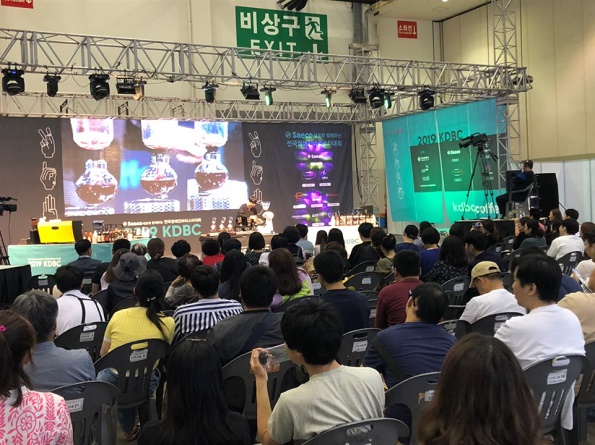 훈련생들이 커피시연회를 관람하고 있는 모습