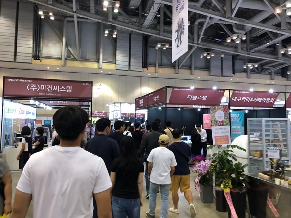 부산 벡스코에서 진행된 2019부산커피쇼에 입장하는 훈련생들의 모습
