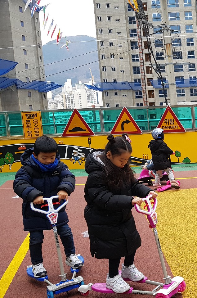 교통안전교육에 참여한 어린이들이 킥보드를 타고 모형 도로를 다니고 있는 모습