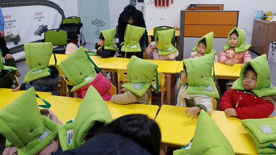 교통안전교육에 참여한 어린이들이 교육장에서 방진모자를 쓰고 있는 모습