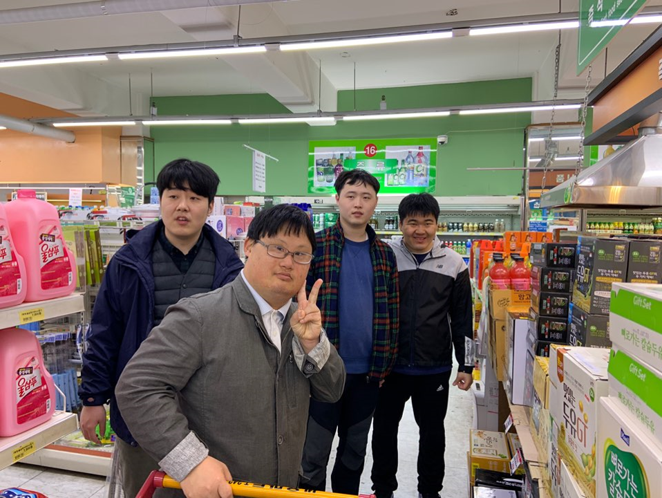 주간보호센터 이용자들이 마트에서 필요한 물품을 구매하는 사진