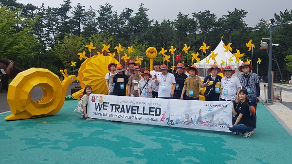 위트 프로그램의 참여자들이 현수막을 들고 송도해수욕장 인근의 조형물 앞에서 찍은 기념사진