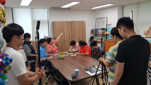 패럴스마트폰 영화촬영 참여자들이 영화촬영을 위해 열심히 연기를 펼치고 있는 모습