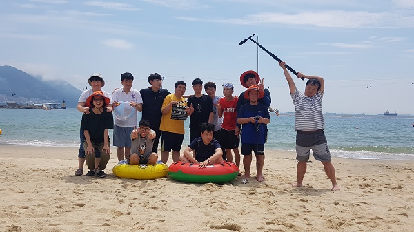 패럴스마트폰 영화제작을 위해 송도해수욕장을 찾은 참여자들이 스텝들과 함께 포즈를 취하며 찍은 기념 사진