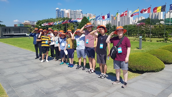 위트 프로그램 이용자들이 남구에 위치한 UN공원에서 일렬로 서서 경례를 하는 사진