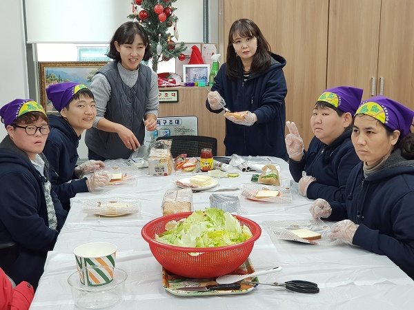이용자들이 스스로 샌드위치를 만드는 활동 사진