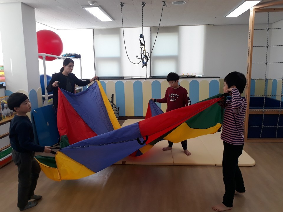 작업치료사가 아이들과 감각통합그룹치료를 진행하는 모습